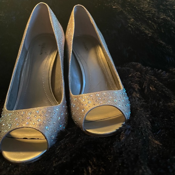 Champagne High Heels 💛 - Picture 4 of 5